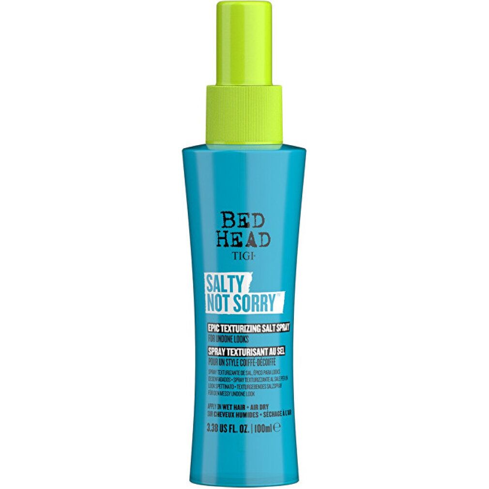 Turquoisekleurige sprayfles met groene sproeikop. Opschrift: Bed Head Tigi Salty Not Sorry Epic Texturizing Salt Spray.