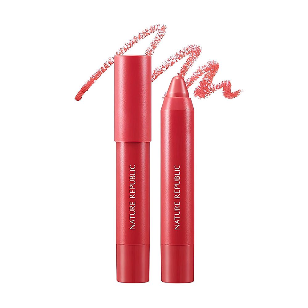 Twee rode lippenstiften. Eén met dop, de andere zonder. Beide met de tekst NATURE REPUBLIC.