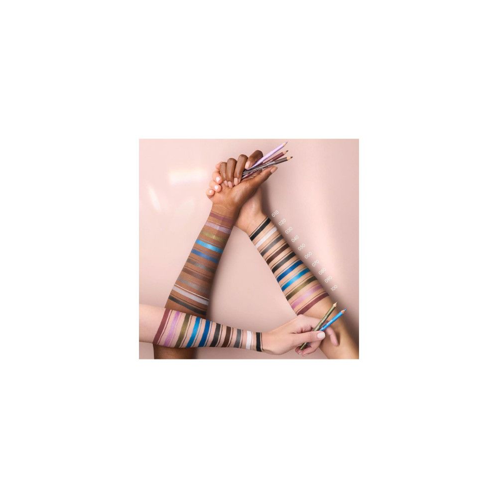 Bras avec traits de crayon Kajal de différentes couleurs. Crayons Kajal dans les mains.