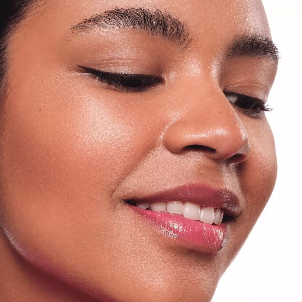 Gros plan d'un visage avec les yeux maquillés. Eyeliner noir. Teint et expression du visage.