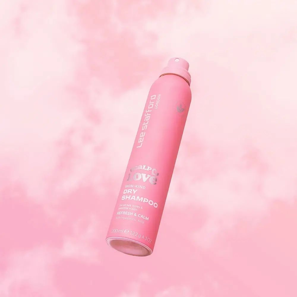 Roze spuitfles met witte tekst. Opschrift: Lee Stafford London, Scalp Love, Skin-Kind Dry Shampoo, Refresh & Calm.