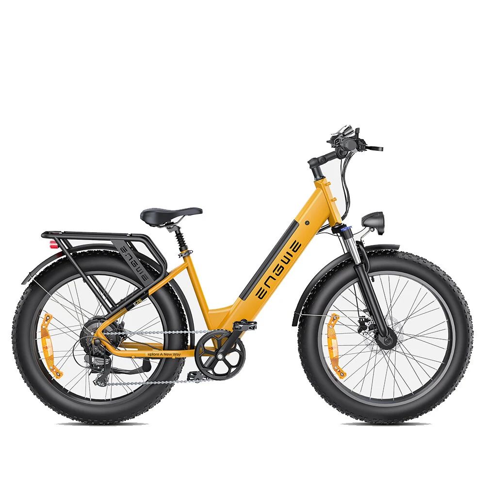 Gele e-bike met zwarte banden, bagagerek en koplamp. Merk ENGWE.