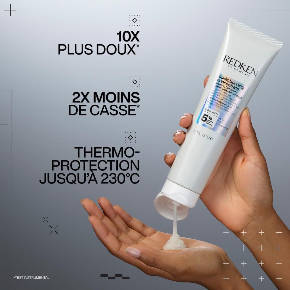 Tube de traitement sans rinçage Redken Acidic Bonding Concentrate versé dans une main.