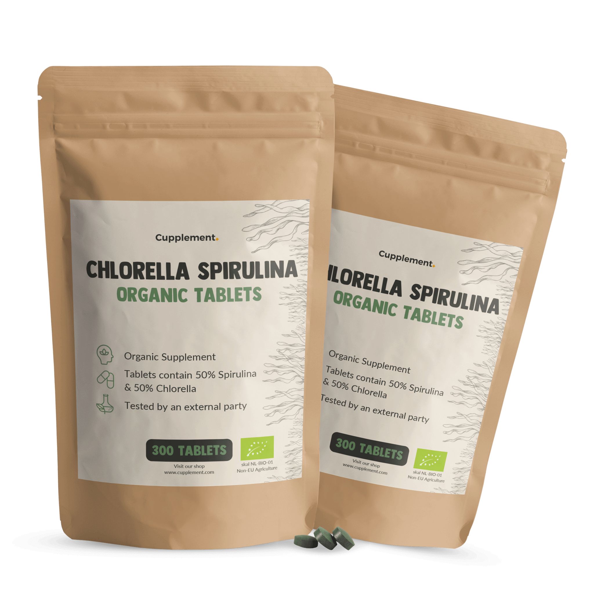 Deux sachets de comprimés. Inscription : Chlorella Spirulina Organic Tablets. 300 comprimés. Emballage brun-vert.