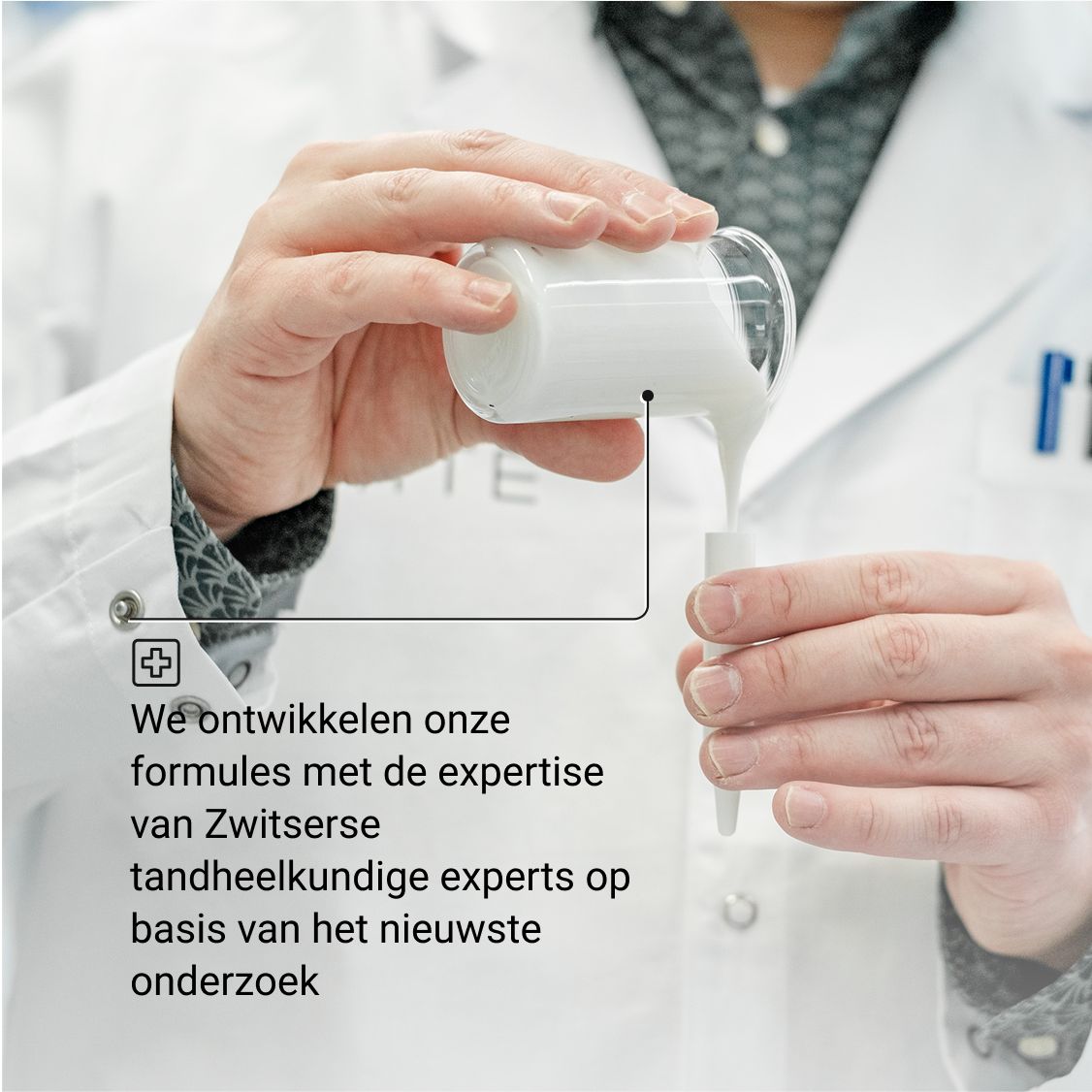 Handen gieten gel in pen. Laboratoriumomgeving. Tekst: Zwitserse expertise. Witte achtergrond.