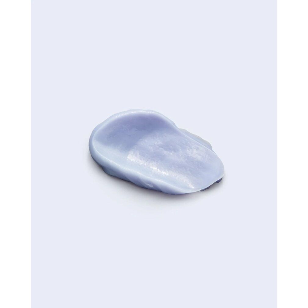 Une petite quantité de crème bleu clair sur fond blanc.
