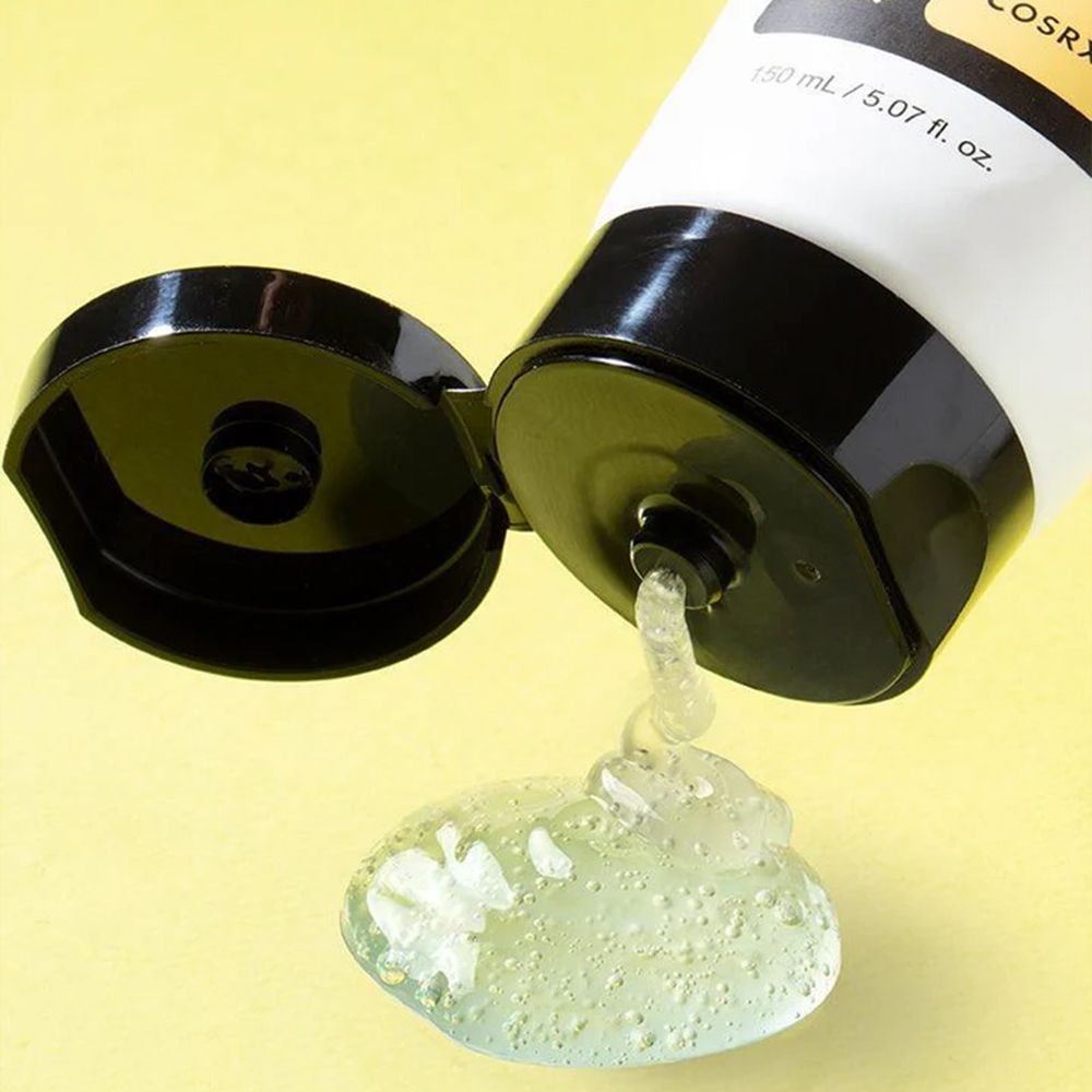 Heldere gel reiniger druipt uit geopende tube van COSRX Advanced Snail Mucin Gel Cleanser.