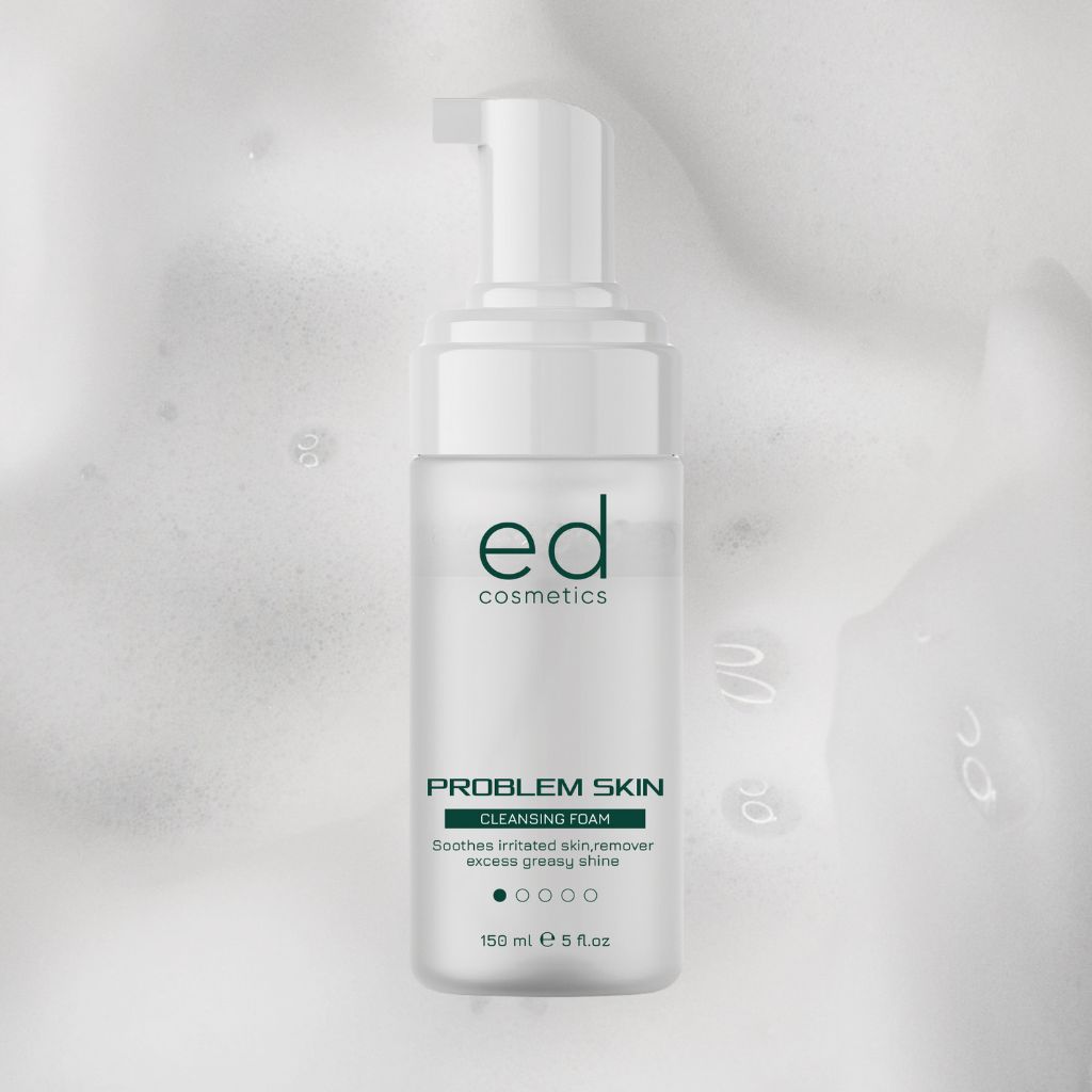 Flacon blanc avec pompe. Inscription: ed cosmetics, PROBLEM SKIN CLEANSING FOAM. Entouré de mousse.