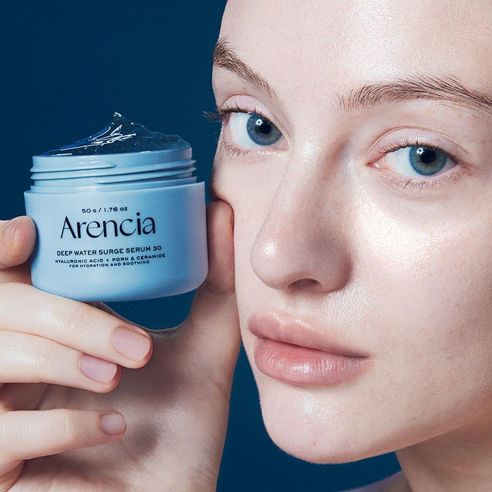ARENCIA Deep Water Surge Serum 30 pot in de hand van een vrouw, serum op de huid.