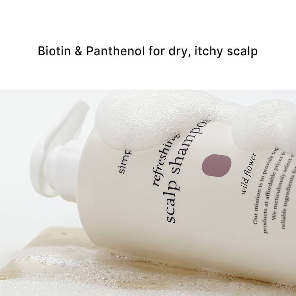Flacon de shampooing blanc avec pompe et mousse. Inscription: refreshing scalp shampoo, wild flower. Texte: Biotine & Panthénol pour cuir chevelu sec et irrité.