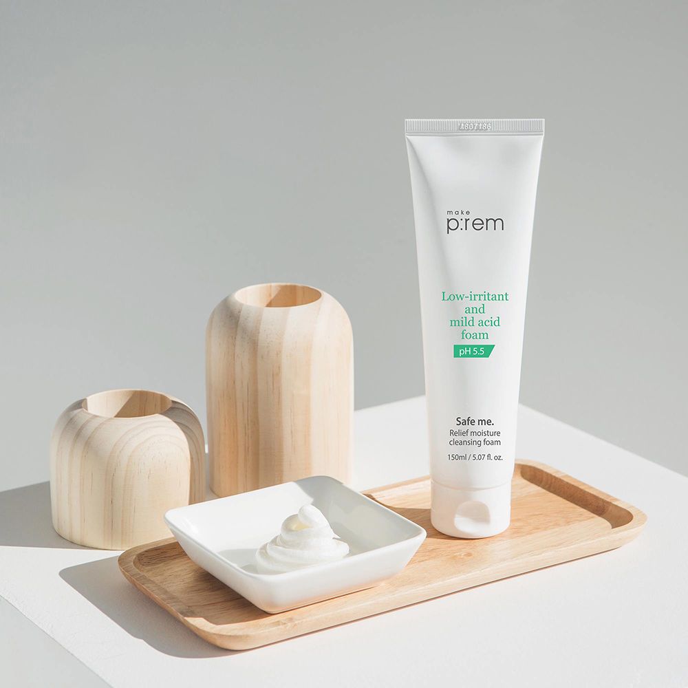 Produit sur plateau en bois avec vases en bois. Tube avec texte vert: MAKE P:REM, Low-irritant and mild acid foam, pH 5.5.