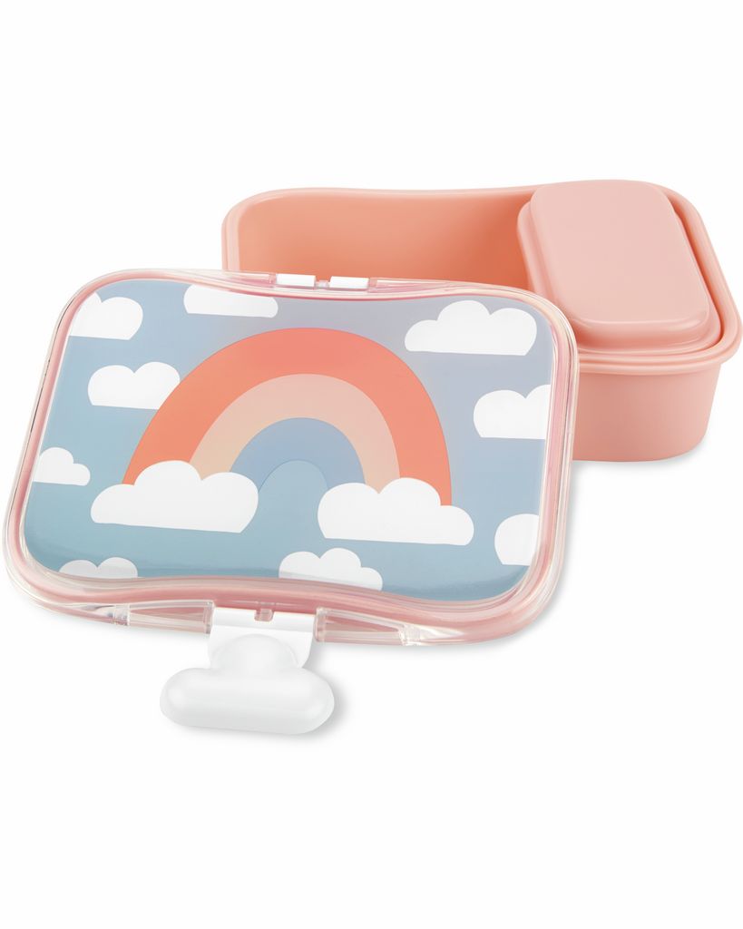 Open lunchbox met regenboogontwerp. Roze bakje met apart deksel. Deksel met wolken en regenboog.