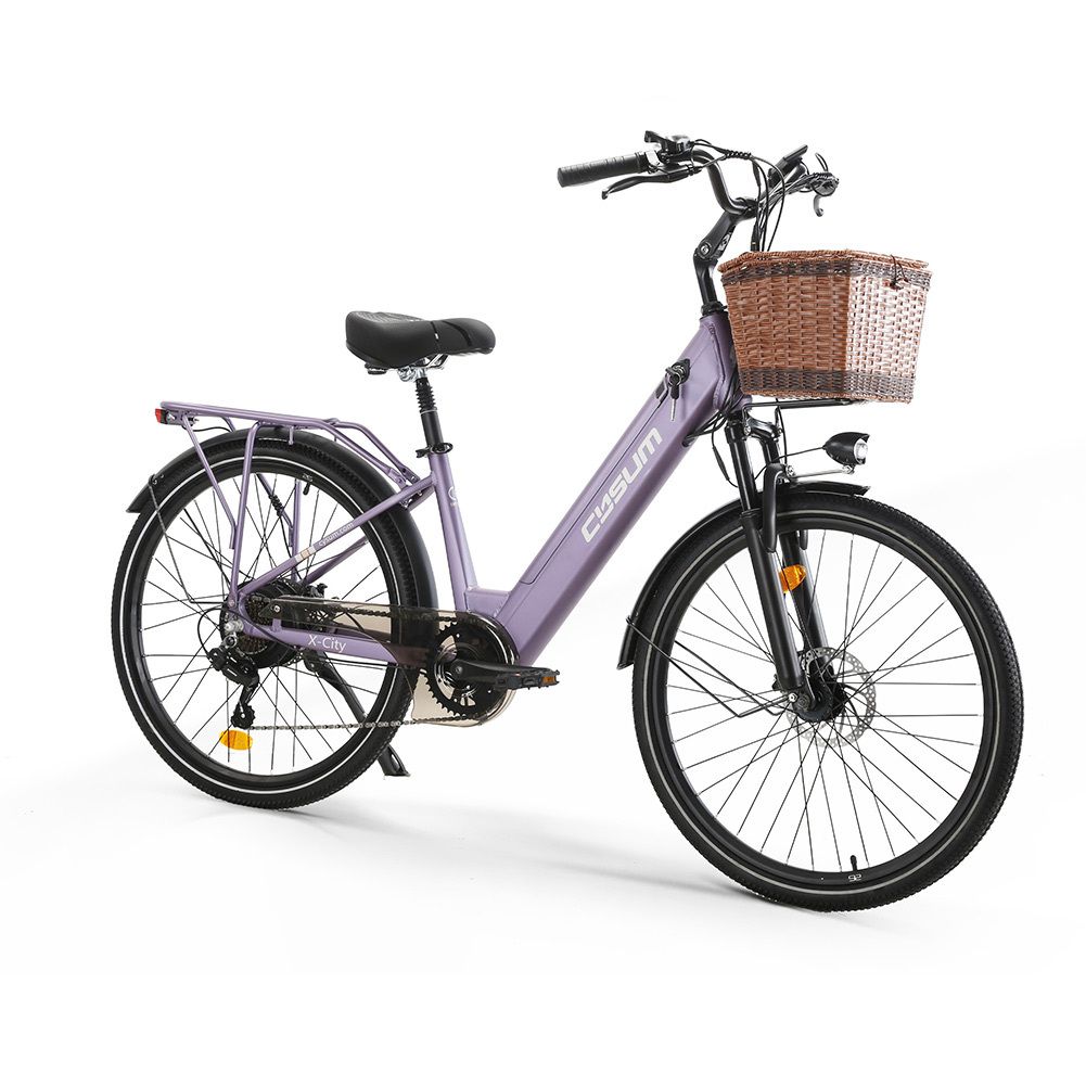 Vélo électrique violet avec panier. Marque CYSUM. Pneus, selle et guidon noirs.