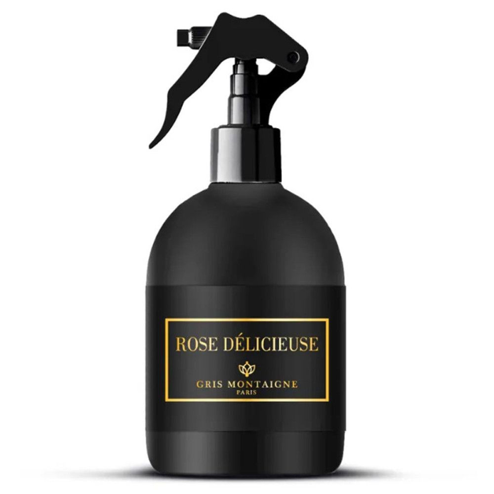 Flacon pulvérisateur noir avec tête de pulvérisation noire. L'étiquette indique "ROSE DÉLICIEUSE" et "GRIS MONTAIGNE PARIS".