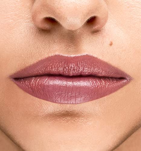 Close-up van lippen opgemaakt met roze lipstick.