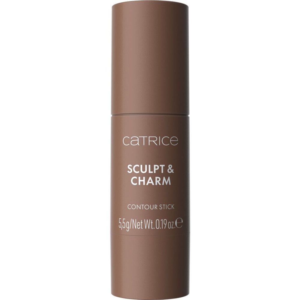Bruine Catrice Sculpt & Charm Contour Stick. Cilindrische vorm, bruine dop. Opschrift: Catrice, Sculpt & Charm, Contour Stick, 5,5g/Net Wt. 0.19 oz.e.