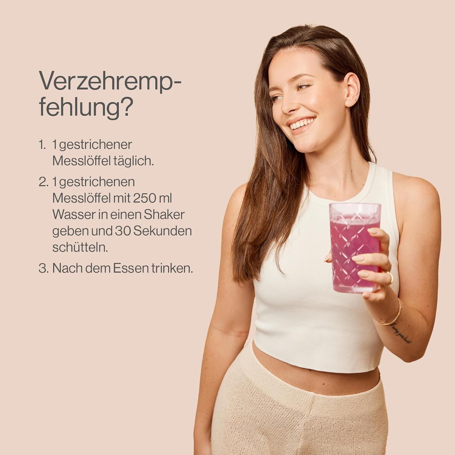 Femme tenant un verre de liquide rose. Instructions : 1 cuillère doseuse par jour, 2 cuillères doseuses avec eau dans un shaker, secouer 30 secondes, boire après le repas.