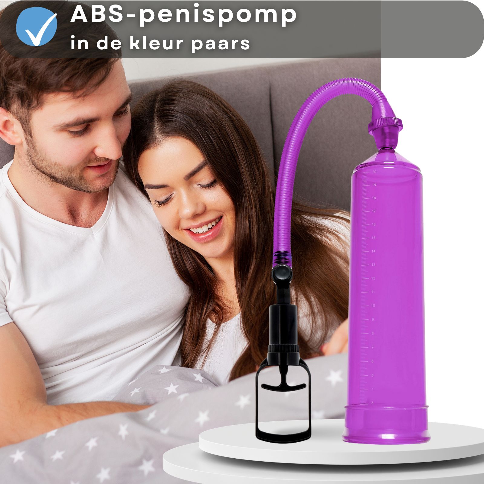 Paarse penis pomp met pomphendel en slang. Cilinder met schaalverdeling. Zwarte handgreep. Koppel in bed. 20cm.