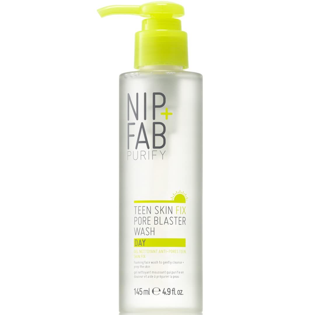 Nip + Fab Teen Skin Fix Pore Blaster Wash. Flacon avec pompe. Accents jaunes. Texte : Purify, Teen Skin Fix, Day.