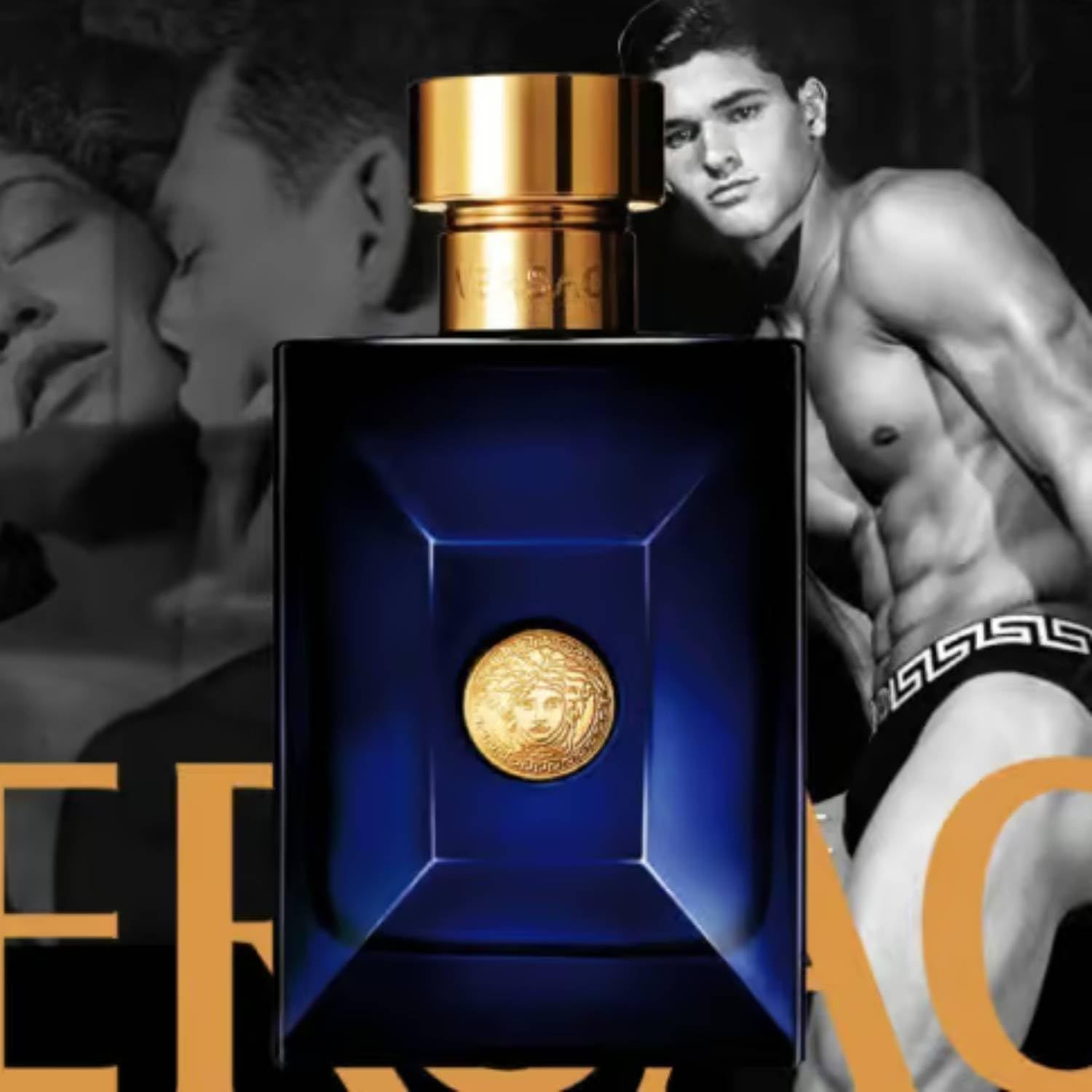 Bouteille bleue avec bouchon doré et logo Versace. Deux personnes sont représentées en arrière-plan.