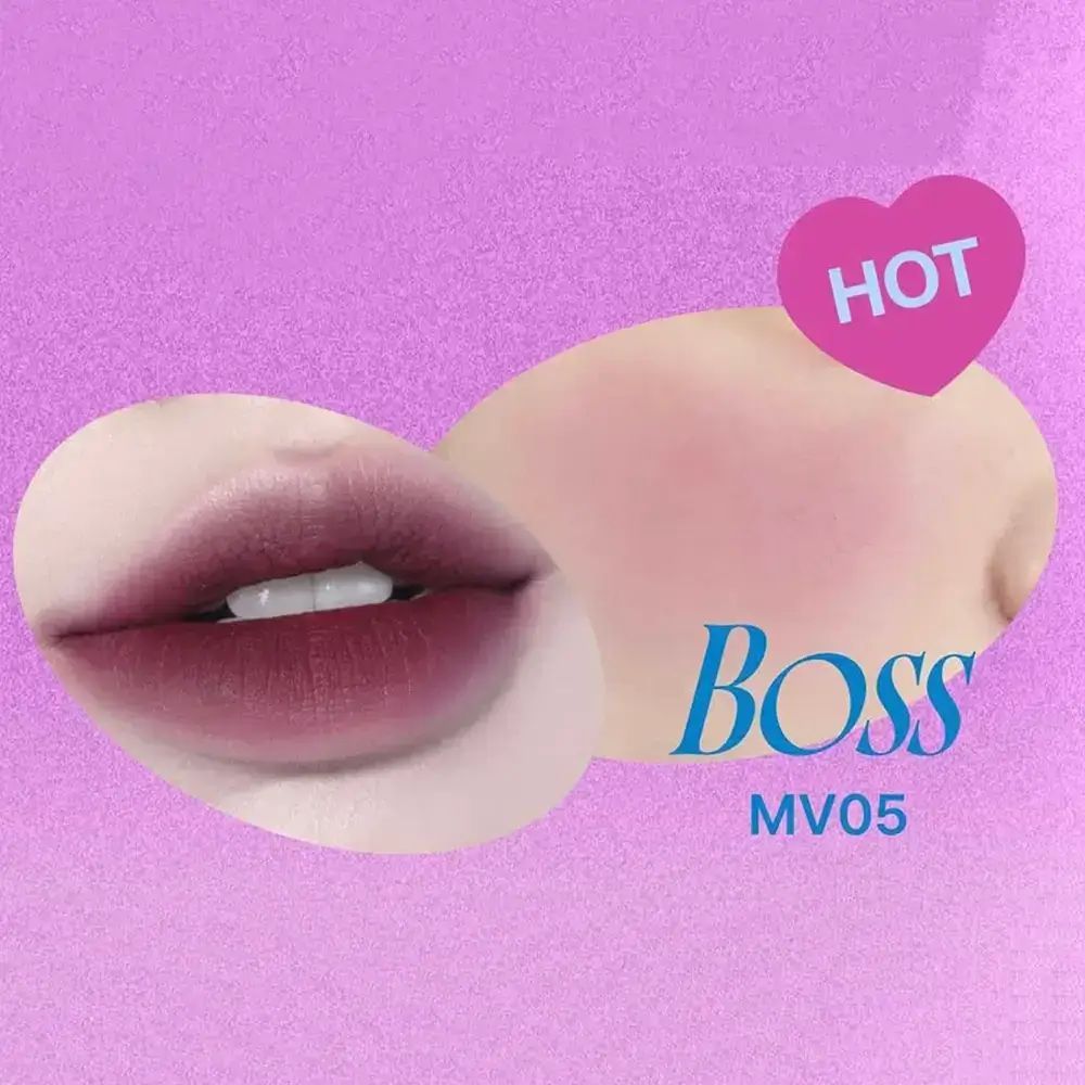 Lippen en wang met Boss MV05. Hart met "HOT". Boss-tekst. Roze achtergrond.