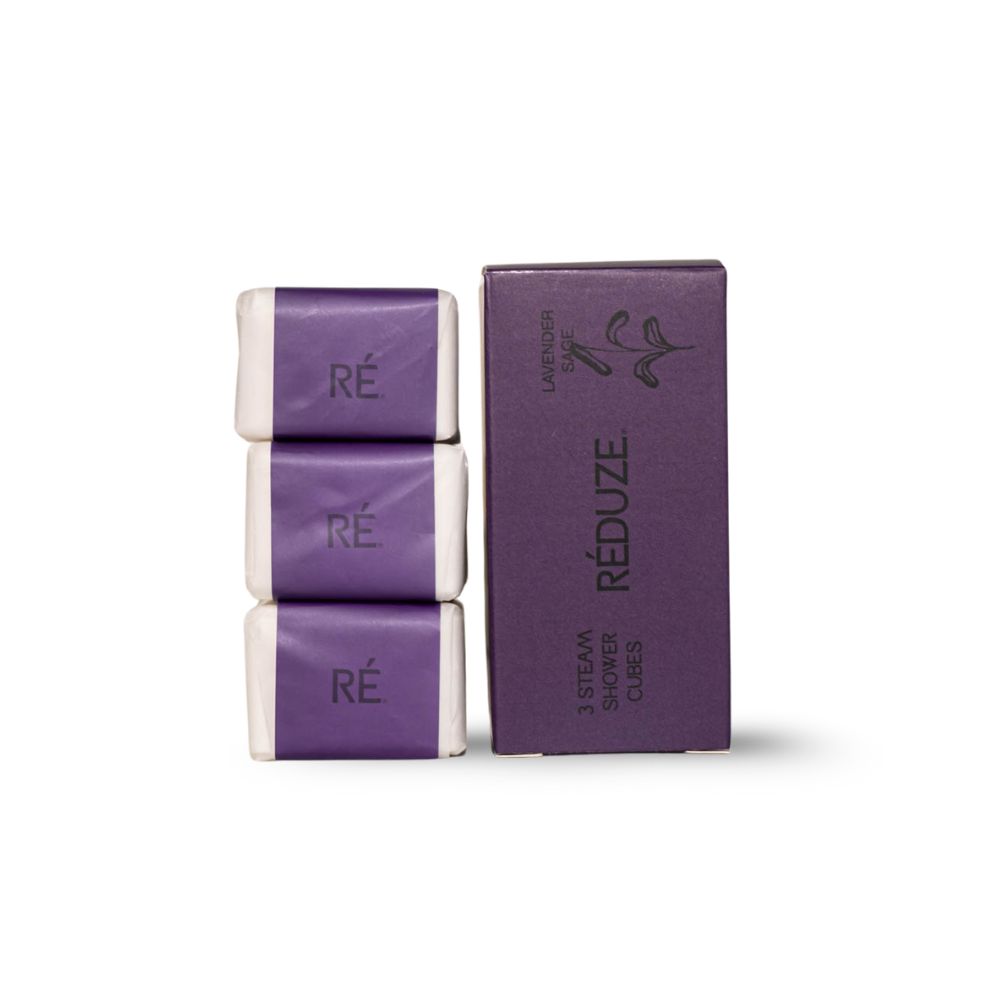 3 douchecubes en een doos. Opschrift: RÉ, 3 Steam Shower Cubes, Lavender.