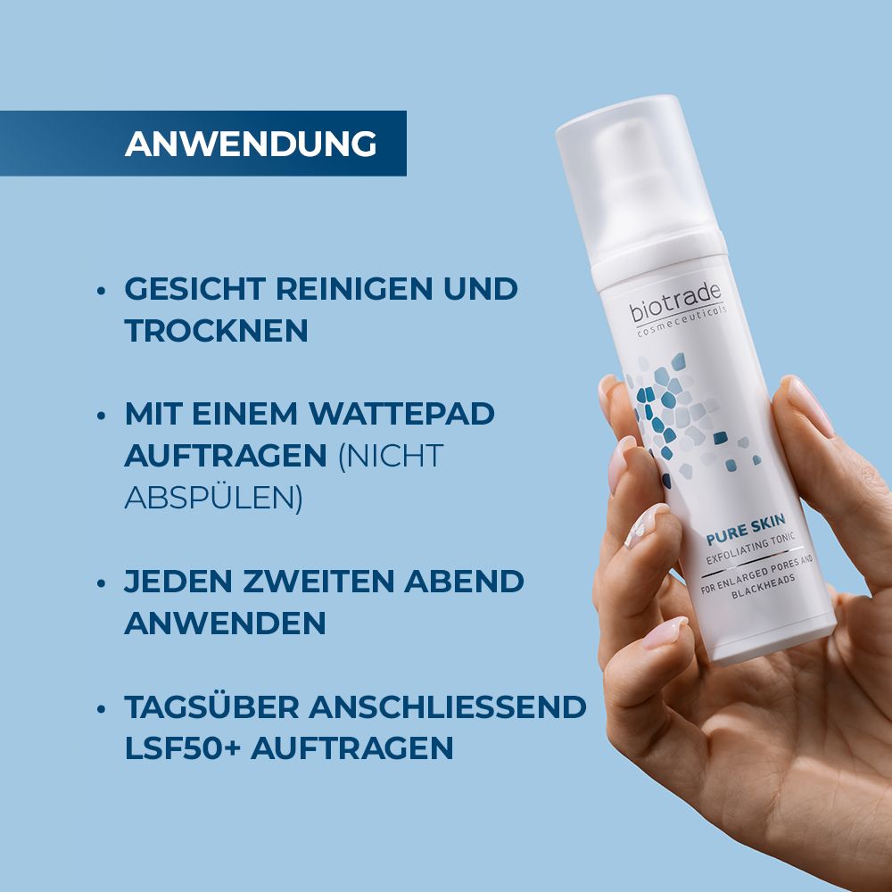 Main tenant flacon Pure Skin Exfoliating Tonic. Texte: Nettoyer le visage, appliquer avec un coton, utiliser un soir sur deux.