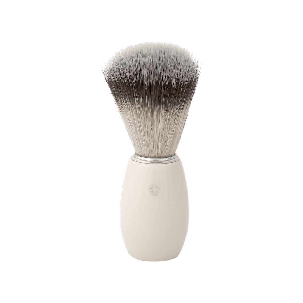 Scheerkwast met lichte handgreep en grijs-zwarte haren. De handgreep is ovaal van vorm. Geen andere tekst zichtbaar.