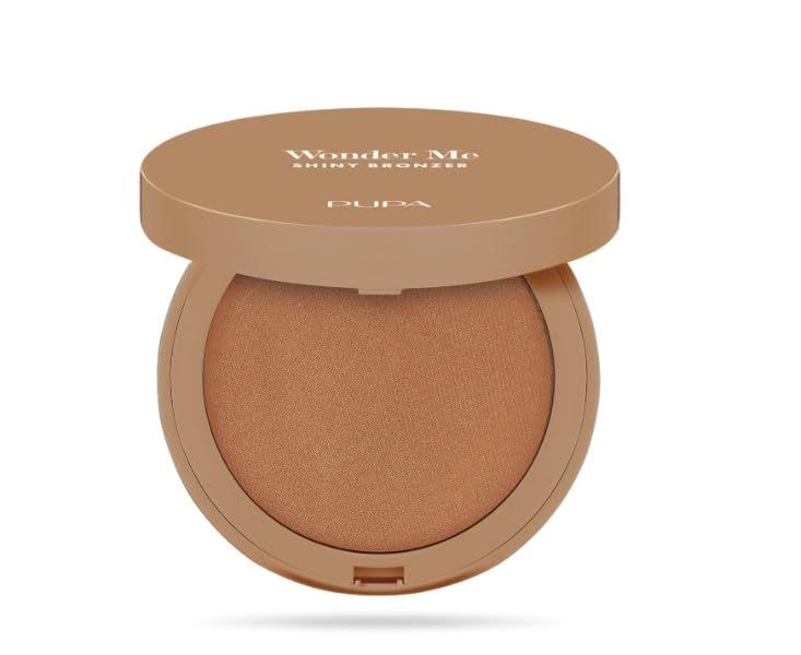 Poudre bronzante compacte ronde, ouverte. Couvercle avec inscription Wonder Me Shiny Bronzer et PUPA. Poudre bronzée.