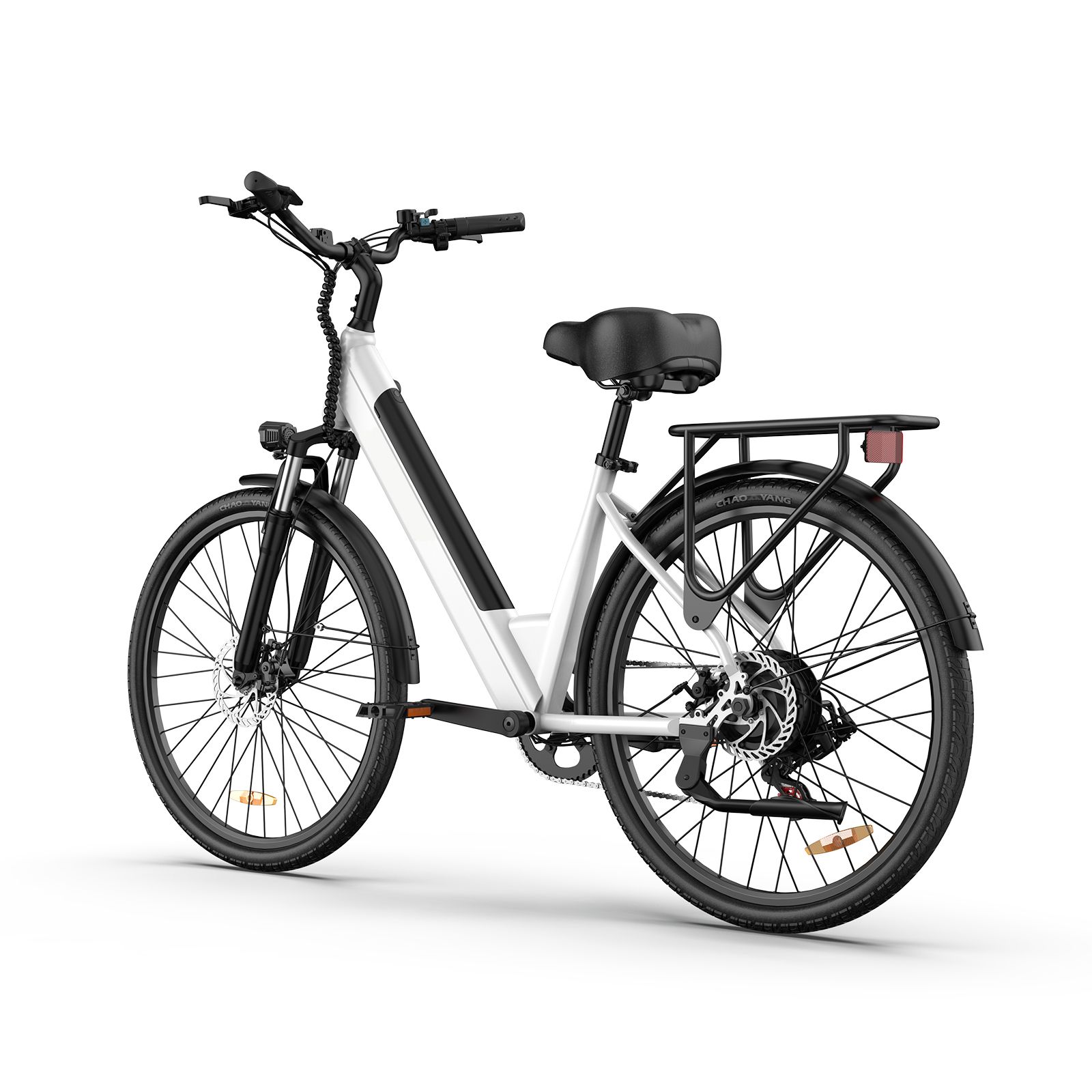 Vélo électrique blanc avec cadre noir, porte-bagages et phare. Vue trois quarts.