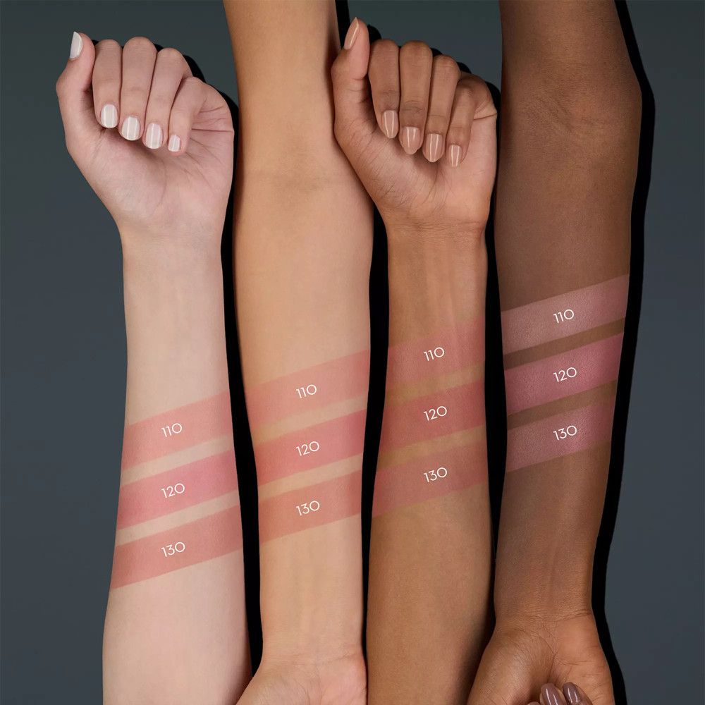 Bras avec échantillons de fard à joues sur différentes carnations. Numéros de couleurs 110, 120 et 130.