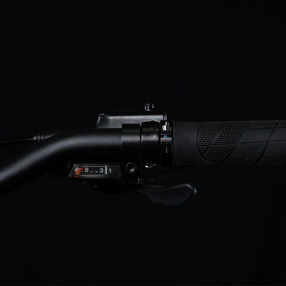 Guidon de vélo. Levier de vitesses avec chiffres 1-6. Poignées noires.