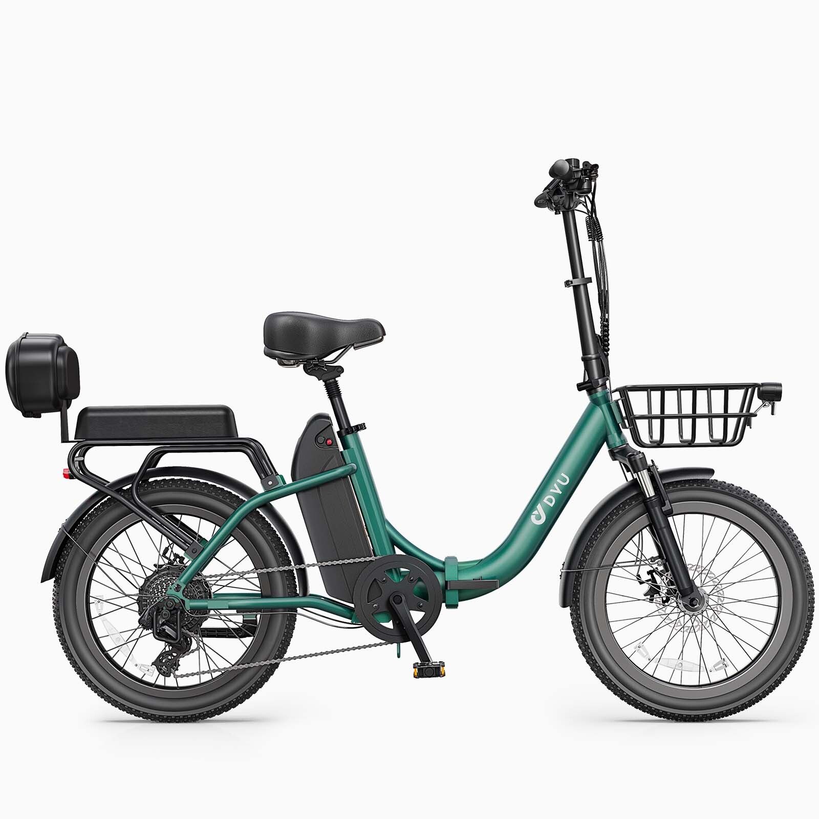 Groene DYU C9 elektrische fiets. Zwarte mand vooraan, bagagedrager achteraan. Zwarte batterij.