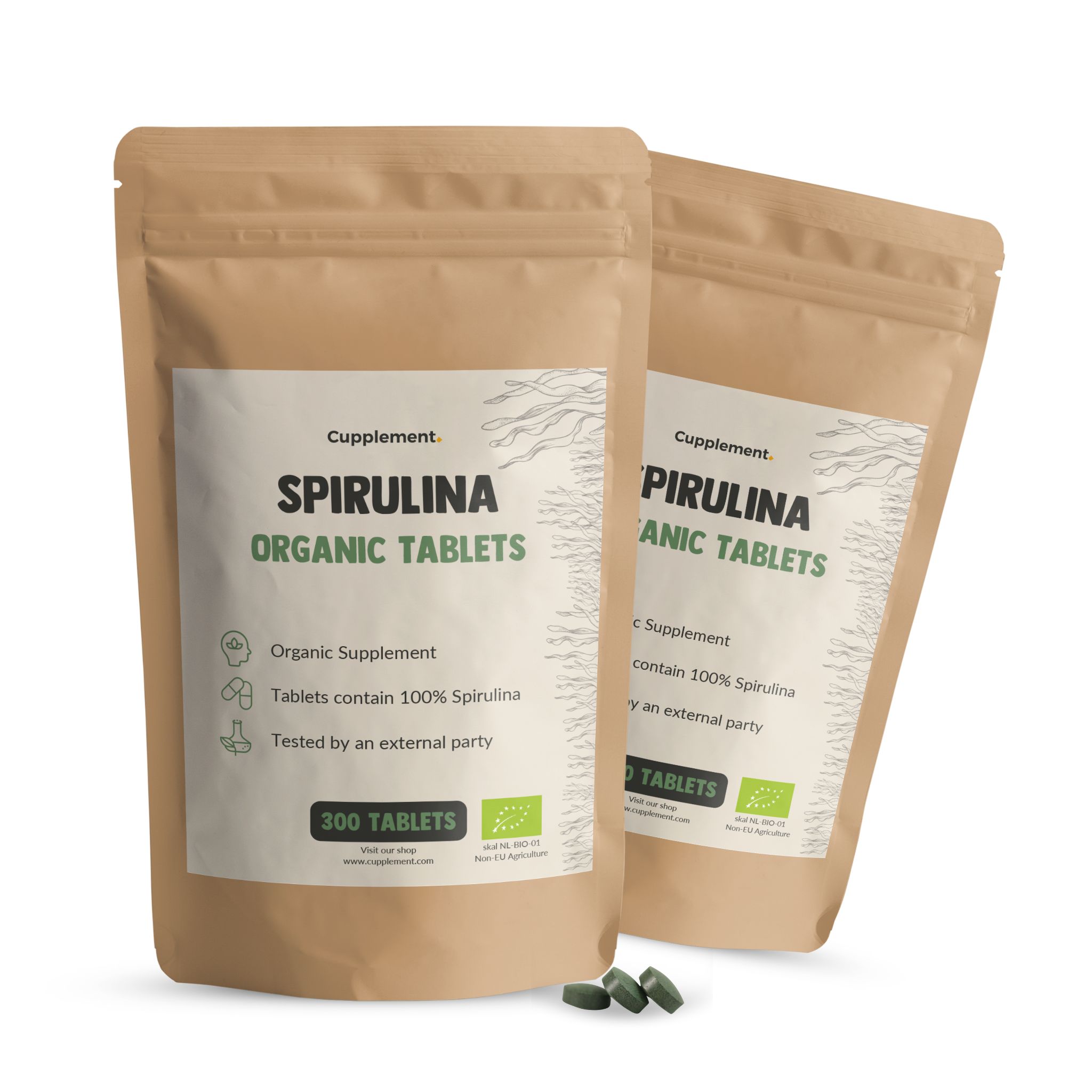 Twee zakken Cupplement Spirulina tabletten. Opschrift: Spirulina Organic Tablets, 300 tabletten. Groen zegel.
