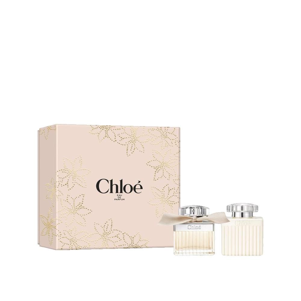 Geschenkdoos met twee flacons. Roze doos met gouden bloemen. Flacons: één met strik, één met geribbeld oppervlak. Opschrift: Chloé.