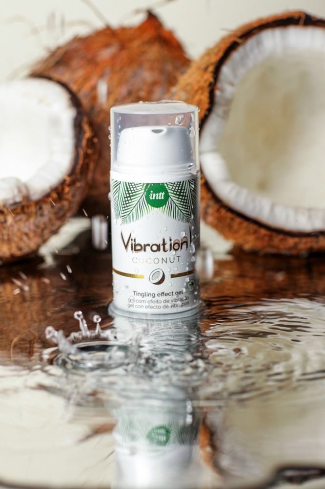 Flacon dans l'eau avec noix de coco en arrière-plan. Texte: Vibration! Coconut, Tingling effect gel. Avec sceau Cruelty Free.