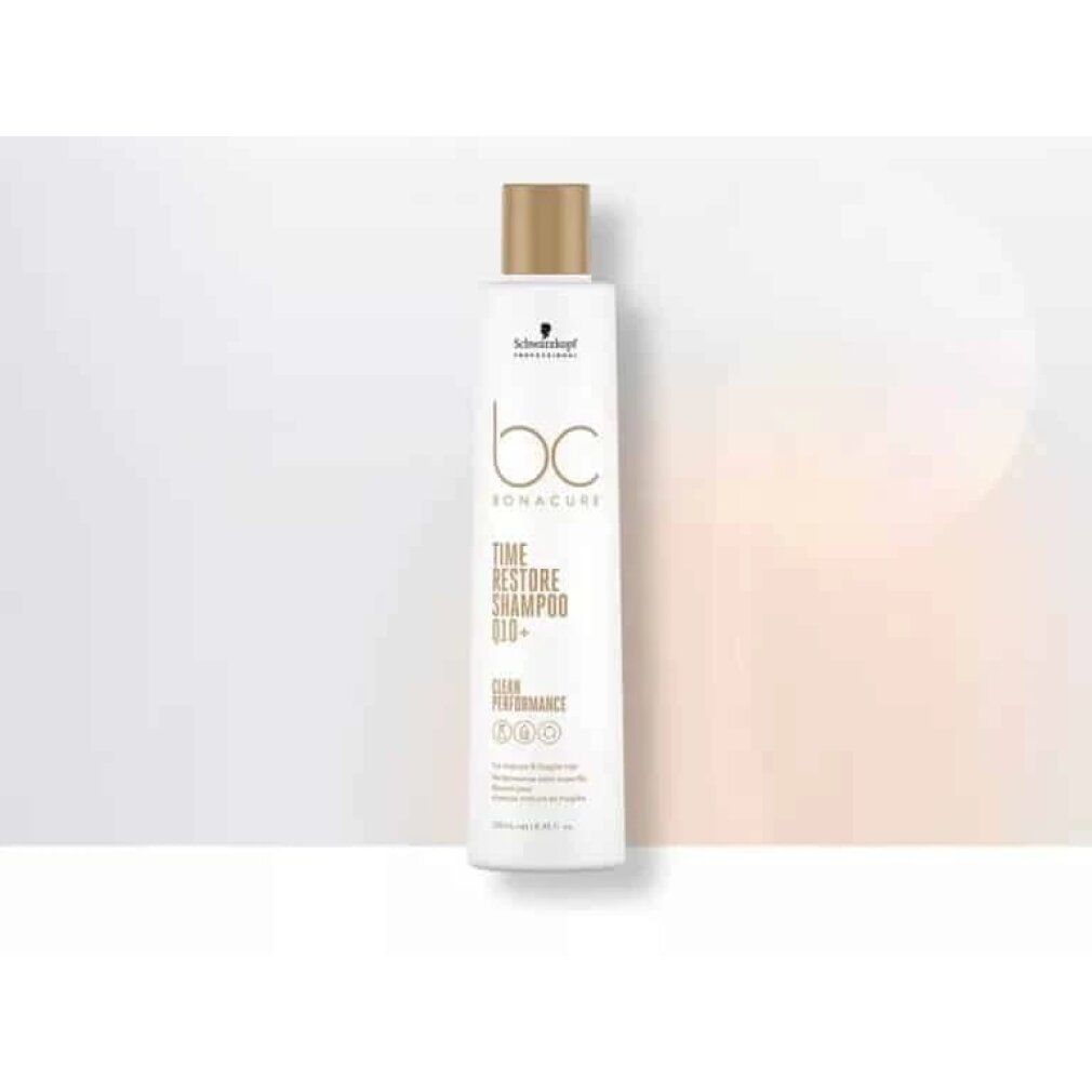 Flacon de shampooing blanc avec bouchon doré. Inscription : BC Bonacure Time Restore Q10+ Shampoo.