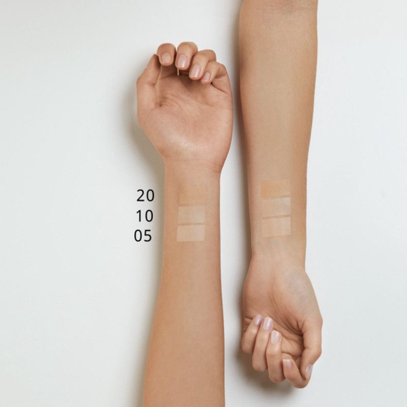 Bras avec des échantillons de correcteur appliqués dans les nuances 20, 10 et 05.