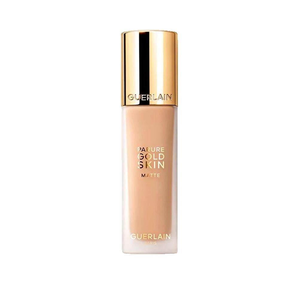 Fond de teint liquide en flacon de verre avec bouchon doré. Inscription: Parure Gold Skin Matte. Marque: Guerlain.