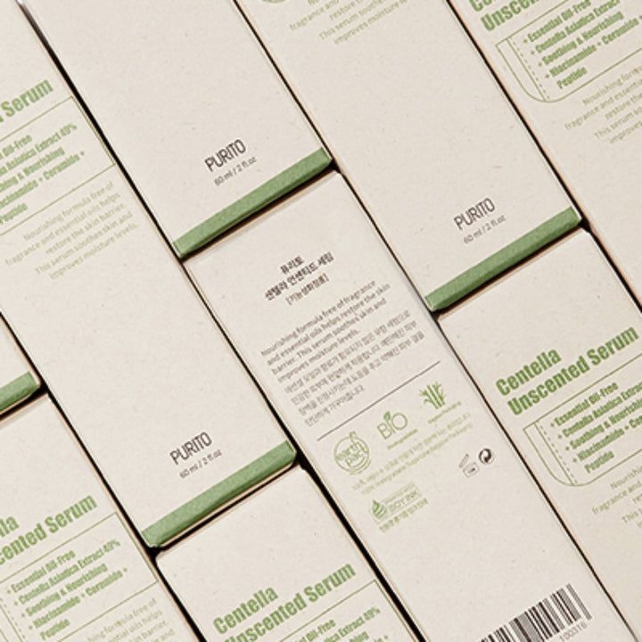 Meerdere dozen met productinformatie. Opschrift: Centella Unscented Serum, PURITO. Groen-witte verpakking.