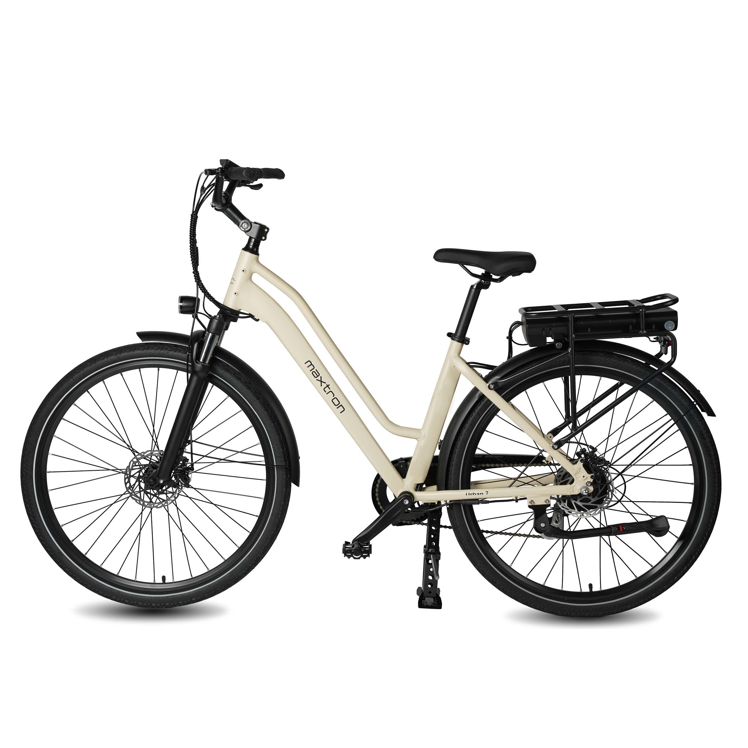 Lichtgekleurde e-bike met zwarte elementen. Zijaanzicht. Frame, wielen, spatborden, zadel en accu.