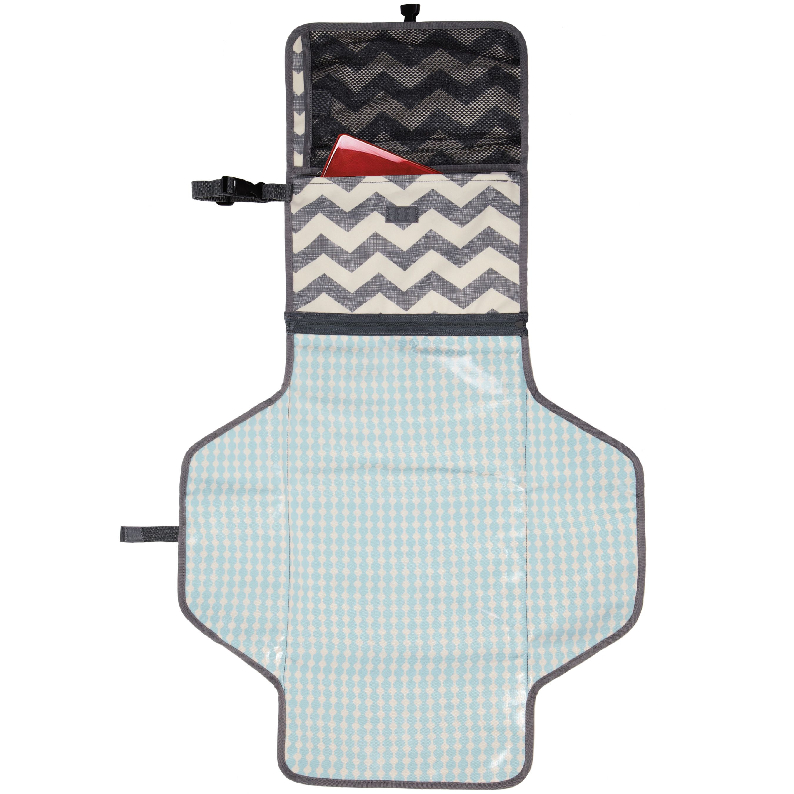 Open verschoonmat. Lichtblauw patroon, grijze rand. Open vak met zigzagpatroon en vakken. Transparant vak.