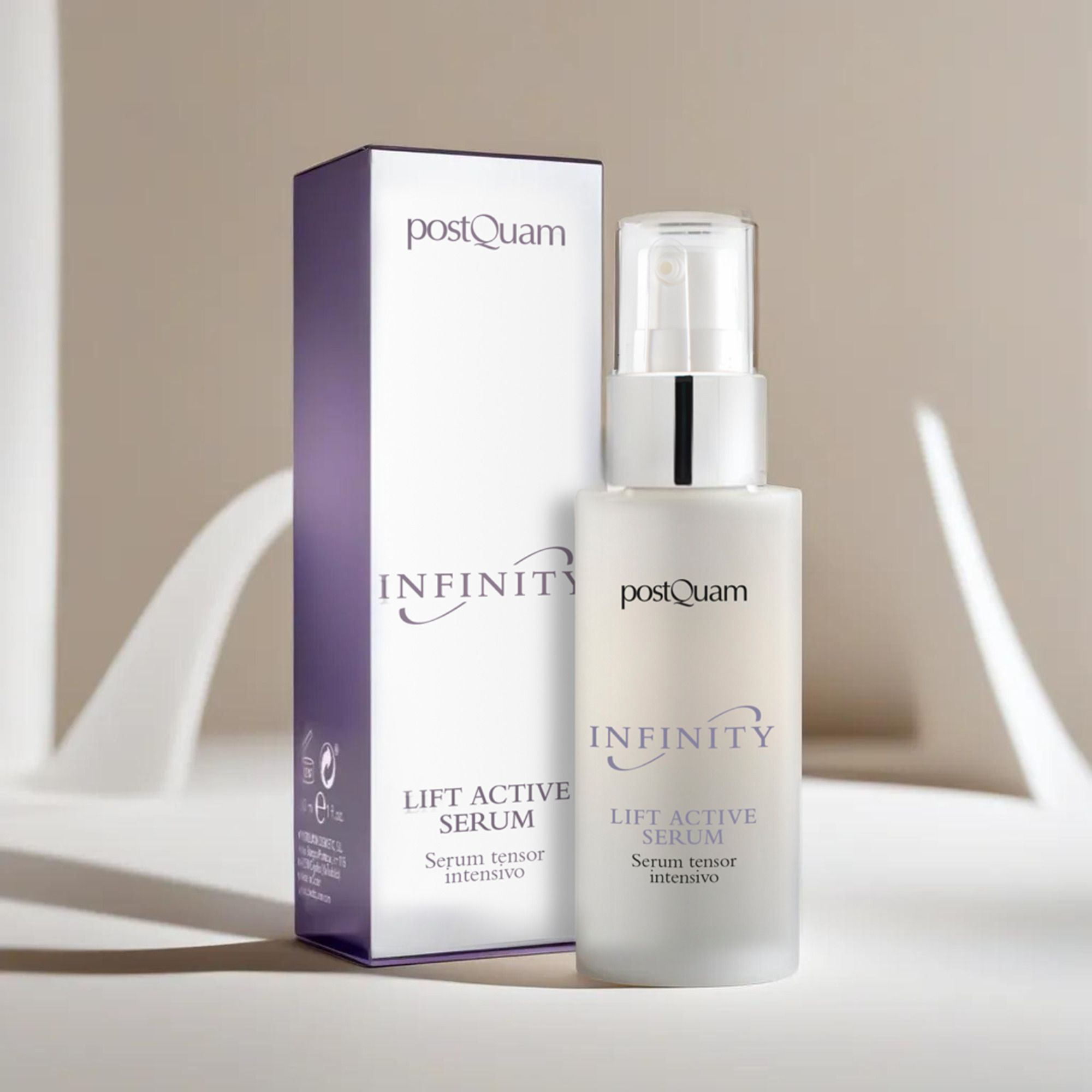 Serumfles en verpakking. Opschrift: Postquam Infinity Lift Active Serum. Fles met verstuiver.