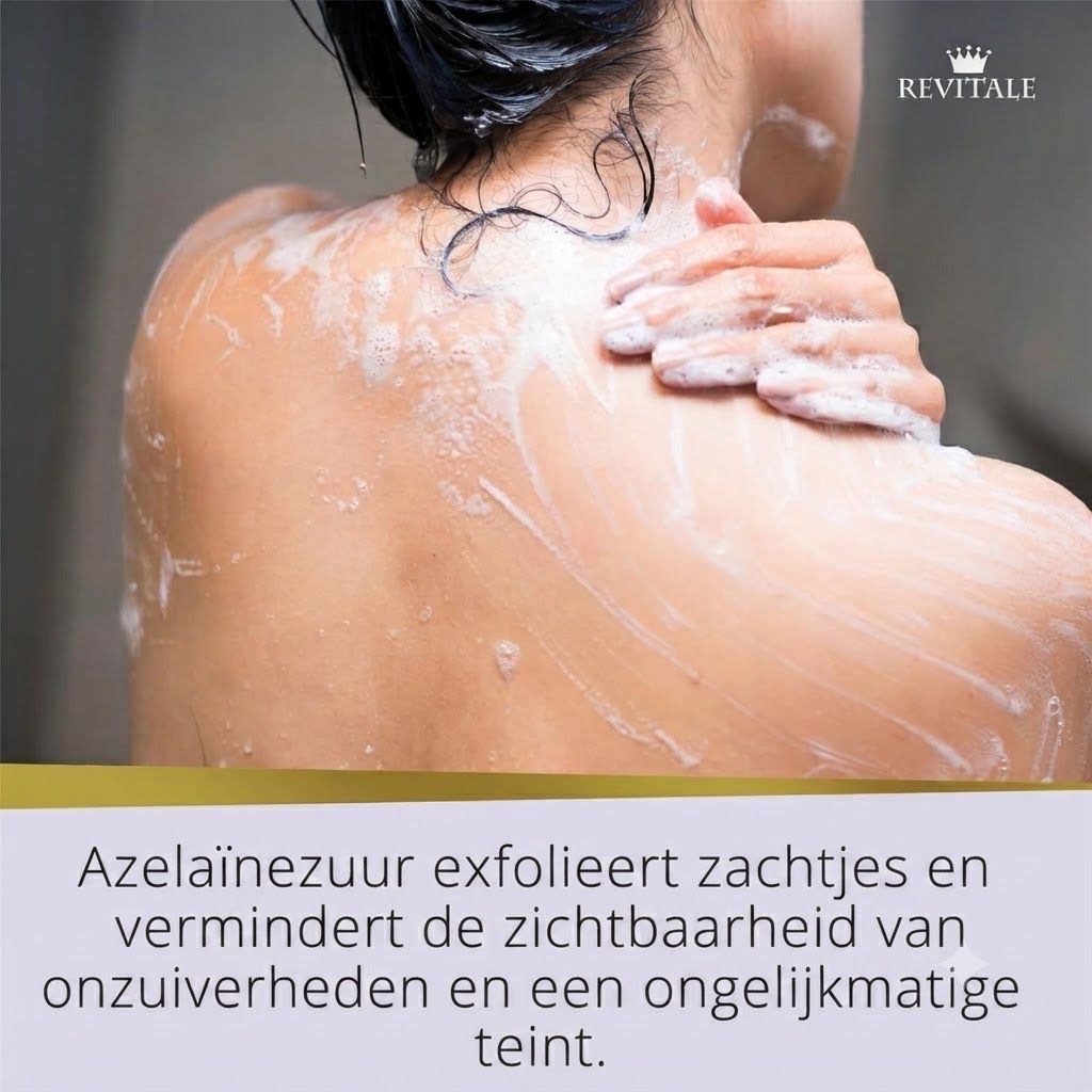 Rug van een persoon die zich insmeert met schuimend product. Revitale logo rechtsboven.