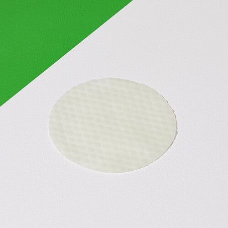 Ovale, witte pad. Getoond op witte achtergrond. Oppervlaktestructuur zichtbaar.