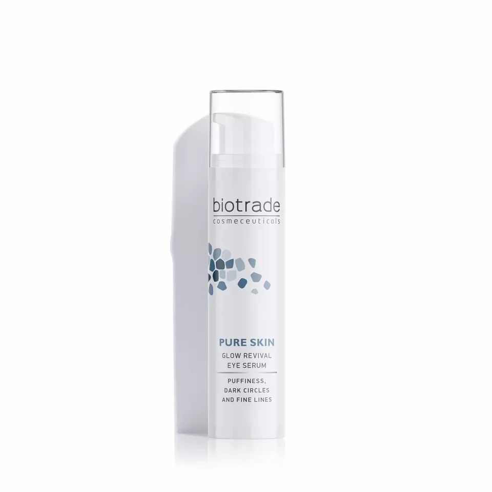 Flacon blanc Biotrade Pure Skin pour les yeux, motif bleu. Couvercle transparent. Texte : Pure Skin Glow Revival Eye Serum. Ombre.