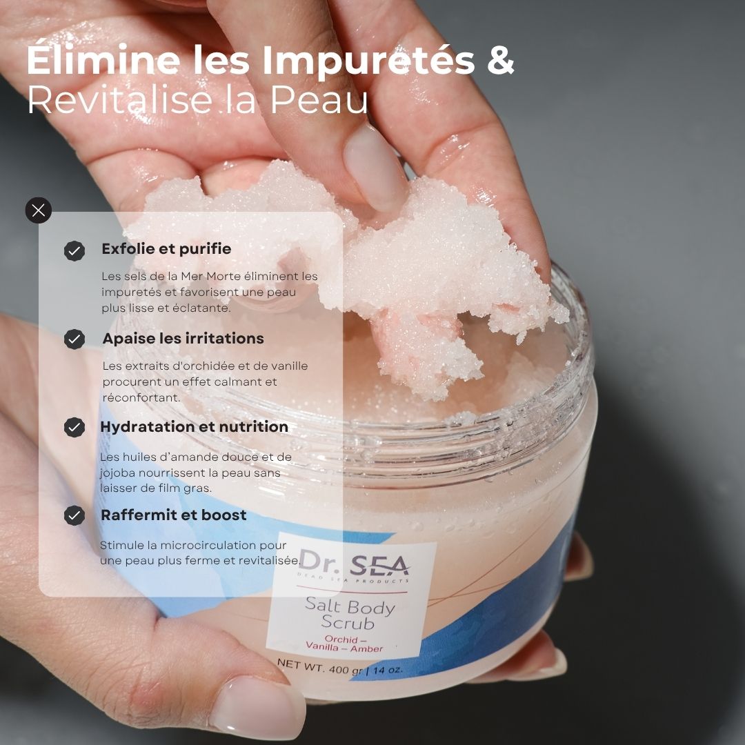 Main tenant un gommage. Texte : Élimine les impuretés et revitalise la peau. Produit : Dr. SEA Salt Body Scrub.
