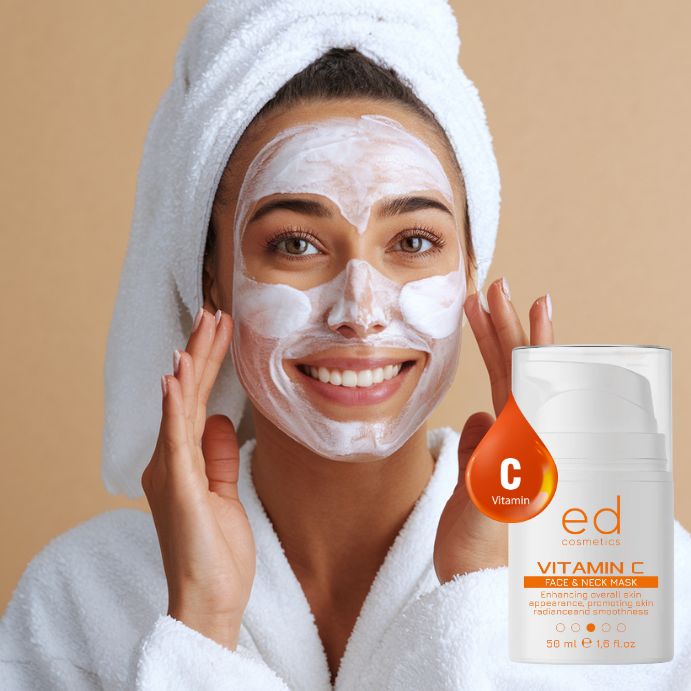 Femme avec masque facial et serviette. À côté, flacon avec texte: Vitamin C Face & Neck Mask. Marque: ed cosmetics.