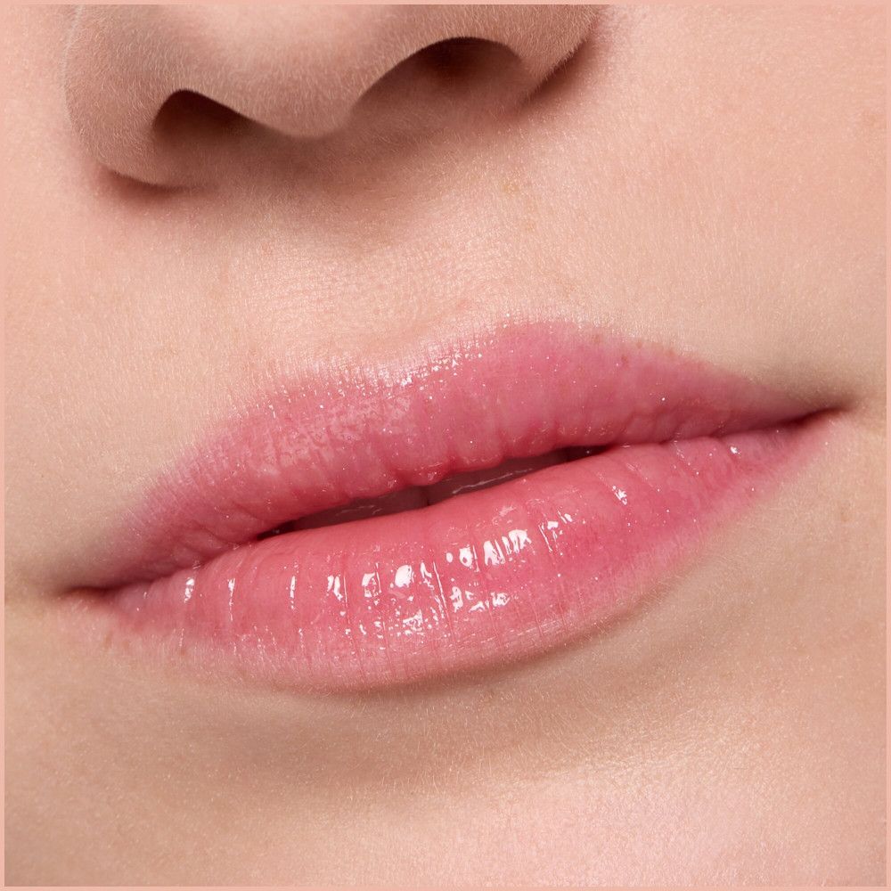 Close-up van lippen met glanzende, roze lipgloss. Geen verdere details.