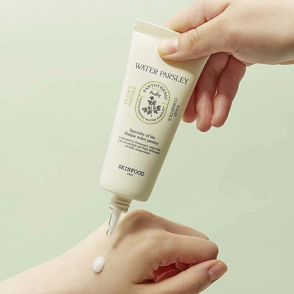 Product wordt op hand aangebracht. Tekst: WATER PARSLEY, SKINFOOD. Druppel product zichtbaar.